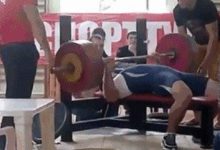 在卧推的時候不要再這麼做了！-酷播亮新聞