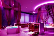 情侶住酒店別急著開燈，應該先打開手機攝像頭，否則當心被人偷窺-酷播亮新聞