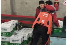 劉強東給快遞員配鋼鐵俠裝置，輕鬆分貨物，網友：好帥，想嫁了-酷播亮新聞