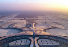 北京大興國際機場航站樓屋面基本完工 金色“鳳凰”亮相-酷播亮新聞