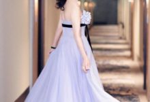 64歲趙雅芝無修圖曝光，頭髮花白氣質優雅，網友：有魚尾紋也漂亮-酷播亮新聞