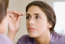 女人在化妝時，3個「誤區」要懂得避開，以免妝面臟還不服帖！