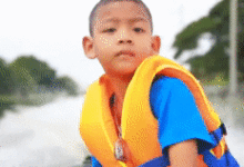 泰國曼谷5歲男孩自駕快艇上學-酷播亮新聞